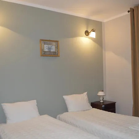 Ksiezycowy Dworek Ii Hotel *