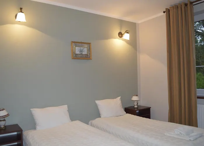 Ksiezycowy Dworek Ii Hotel *